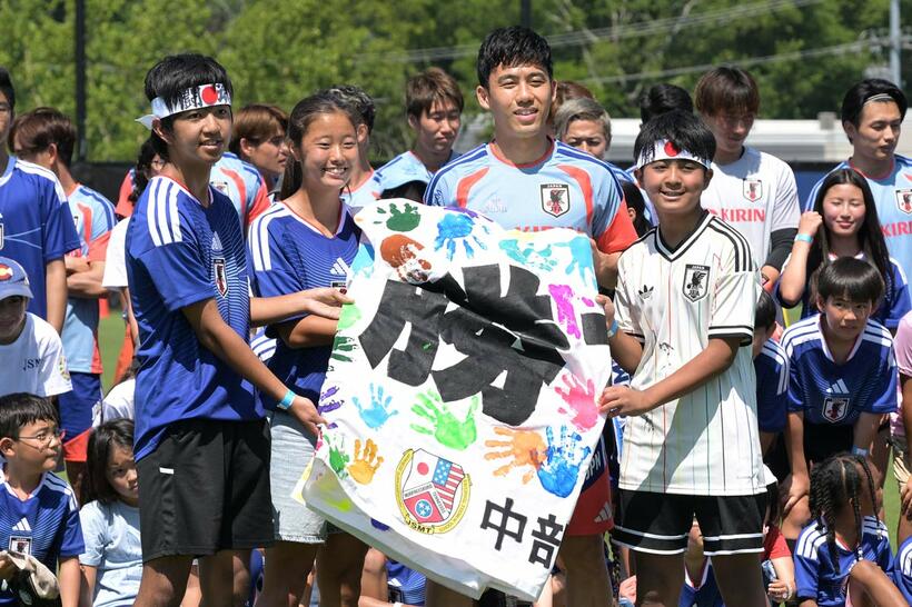 遠藤航らと記念撮影するＵ―１７女子日本代表ＤＦ・若月いずみ（左から２人目）