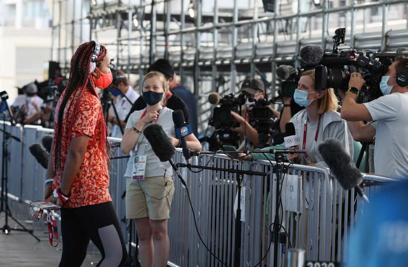  会場に戻り取材に応じる大坂