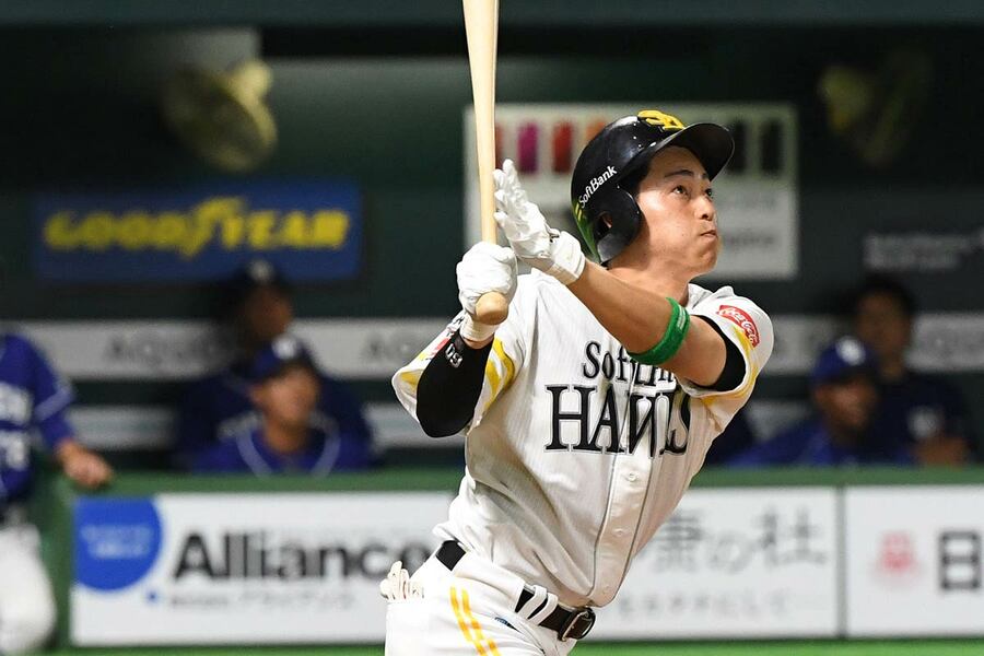 現役時代、交流戦でソロ本塁打を放った釜元さん(2019年)