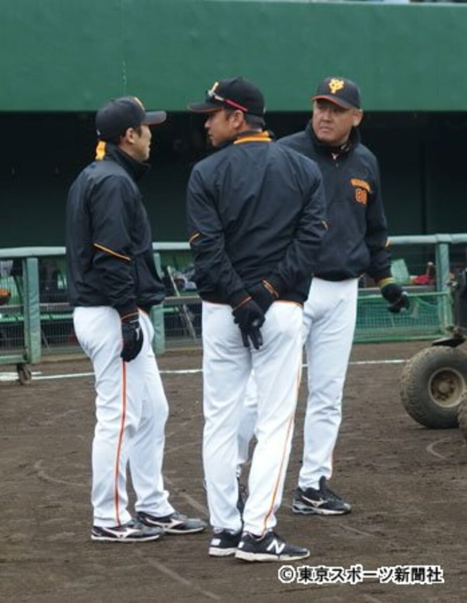 村田善コーチ（左）、二岡コーチ（中）と打ち合わせをする江藤コーチ