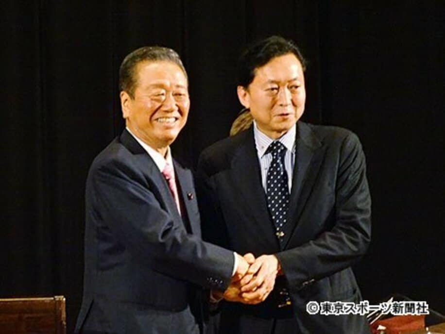小沢氏（左）と再合体した鳩山元首相