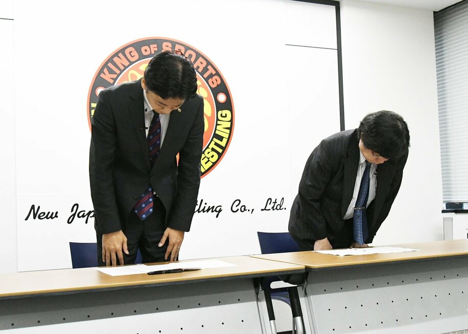  騒動を謝罪する新日本の大張高己社長(左)と木谷高明オーナー（東スポWeb）