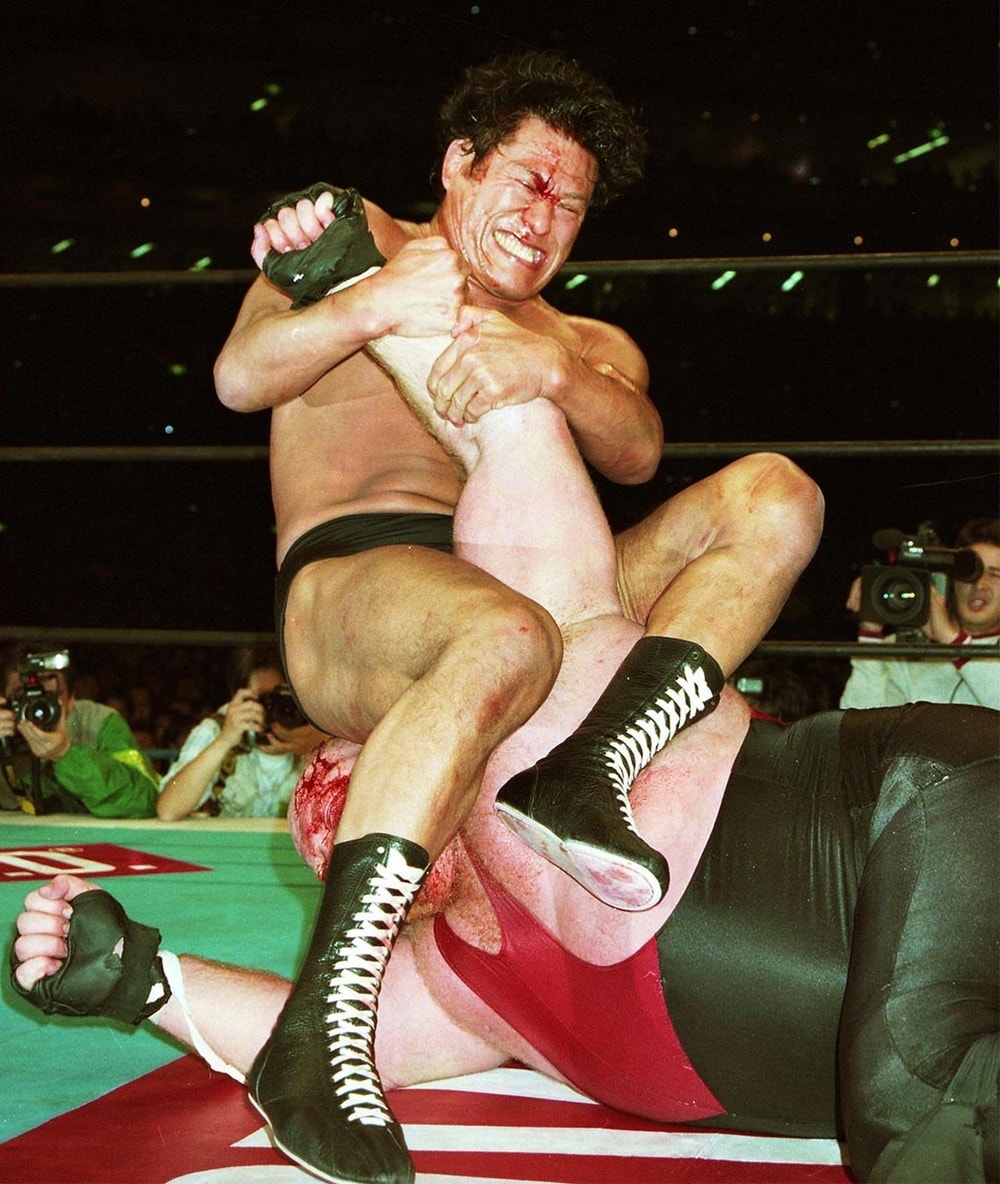 ベイダーに腕ひしぎ逆十字固めを決める猪木（１９９６年１月、東京ドーム）