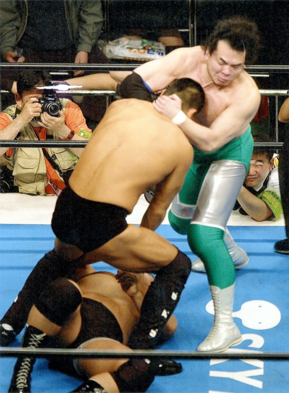 小川に強烈なエルボーを放つ三沢