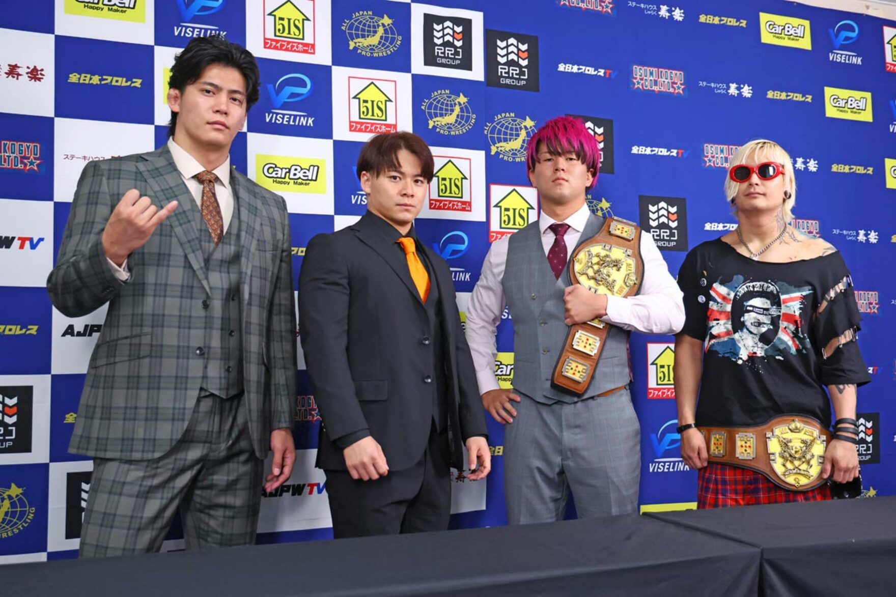 （左から）挑戦者組の安齊勇馬＆小藤将太、王者組の青柳亮生＆ライジングHAYATO