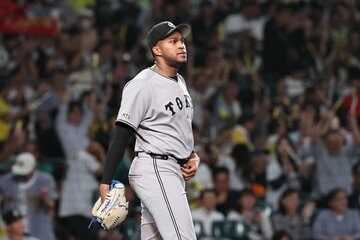 肩落とすマルティネス