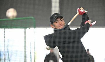 自主トレで打撃練習するソフトバンク・今宮健太