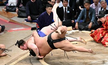 安青錦は首投げで伯桜鵬を破った