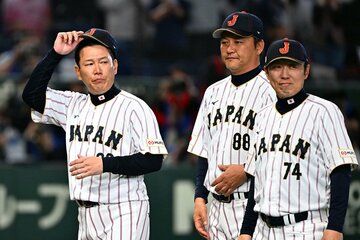 試合後、ファンにあいさつする侍ジャパン・井端監督(左)