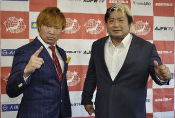  トーナメント１回戦で対戦する宮原（左）と諏訪魔（東スポWeb）