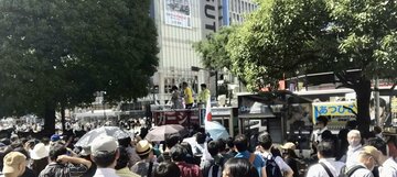  東谷義和氏が音声で参加した渋谷でのＮＨＫ党の街頭演説会には、多くの聴衆が集まった（東スポWeb）
