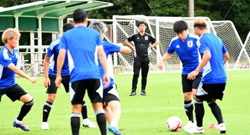  練習を見守る森保監督（東スポWeb）