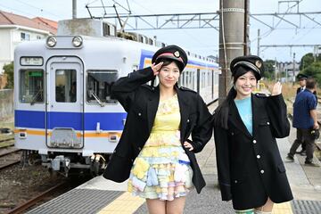 ポーズを決めるらく・左と鈴木志乃
