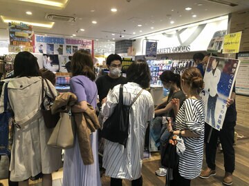  海浜幕張駅で羽生結弦のグッズ臨時販売が行われた（東スポWeb）