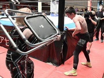  堀田(左)にイスで攻撃される青木