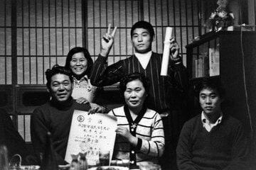 中学２年時の柔道大会で優勝し賞状をもらった谷津嘉章（後列右・本人提供）