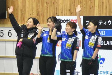 左からロコ・ソラーレの藤沢五月、吉田知那美、鈴木夕湖、吉田夕梨花