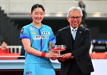 優勝し皇后杯を受け取る張本美和（左）