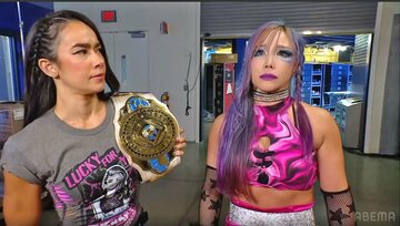 女子IC王者のAJリー(左)に声をかけられても、呆然自失のカイリ（©AbemaTV, Inc.）