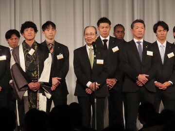 あいさつする王貞治球団会長（球団提供）