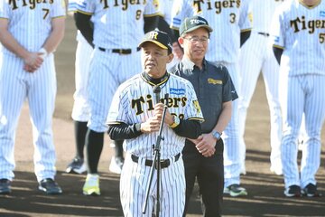 セレモニーでファンにあいさつする岡田彰布監督