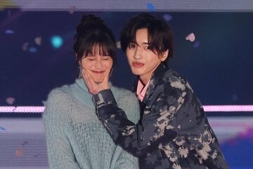 「ガルアワ」で、なにわ男子・道枝駿佑(右)に顔をつかまれる広瀬アリス（2023年）