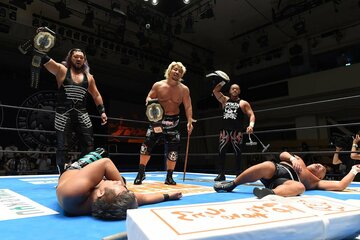  試合後ベルトを奪い取ったバレットクラブ（左からＥＶＩＬ、高橋、東郷＝新日本プロレス提供）