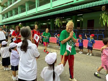 現地の小学生たちに歓迎された神取忍