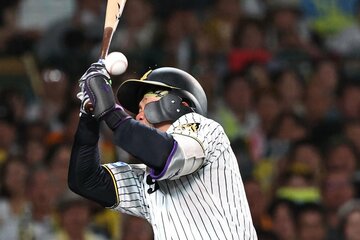 シュートが左手甲を直撃した阪神・森下翔太
