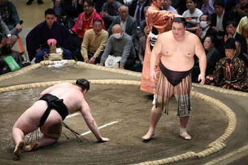 獅司（左）を下し通算４００勝に王手をかけた朝乃山