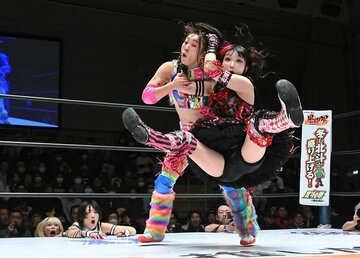 フワちゃん(左)にスタナーを誤爆する伊藤麻希