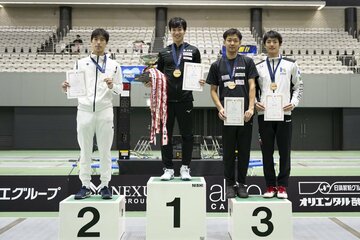 金メダルを獲得した加納虹輝（左から２人目＝©日本フェンシング協会）