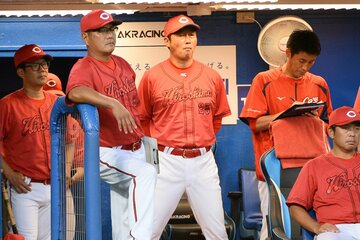 ベンチで戦況を見守る広島・新井監督