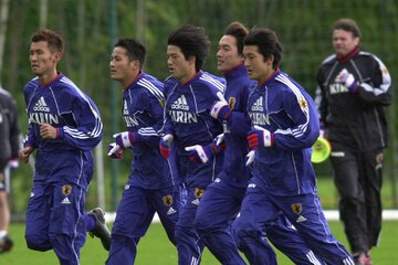 名波（中央）とトルシエ監督（右）（写真は００年）