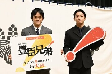池松壮亮(左)と仲野太賀