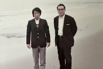 大阪時代の石井館長（左）とバイト先の社長