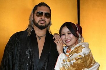 結婚を公表したNARAKUとイヨ・スカイ