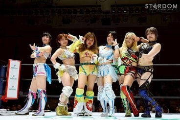 最終審査マッチで絆を深めたＣＡの(左から)さくらあや、なつぽい、金屋あんね、玖麗さやか、水森由菜、安納サオリ