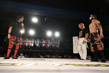左から武知海青、KANON、隈取