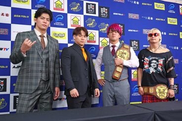 (左から)挑戦者組の安齊勇馬&小藤将太、王者組の青柳亮生&ライジングHAYATO