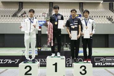 金メダルを獲得した加納虹輝(左から2人目=©日本フェンシング協会)