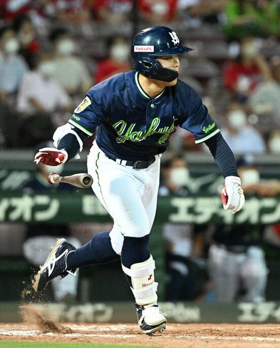  １２回、勝ち越し適時打を放つヤクルト・丸山和（東スポWeb）