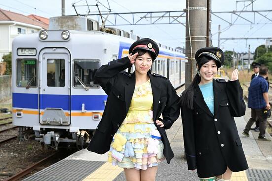 ポーズを決めるらく・左と鈴木志乃
