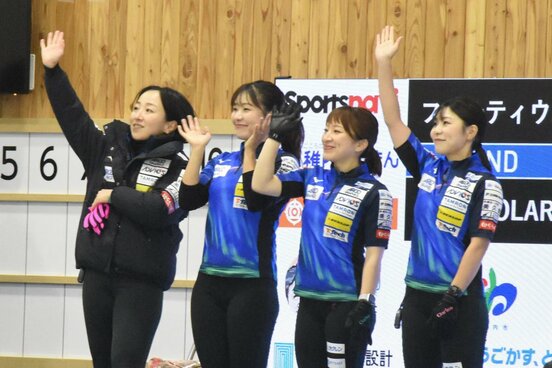 左からロコ・ソラーレの藤沢五月、吉田知那美、鈴木夕湖、吉田夕梨花