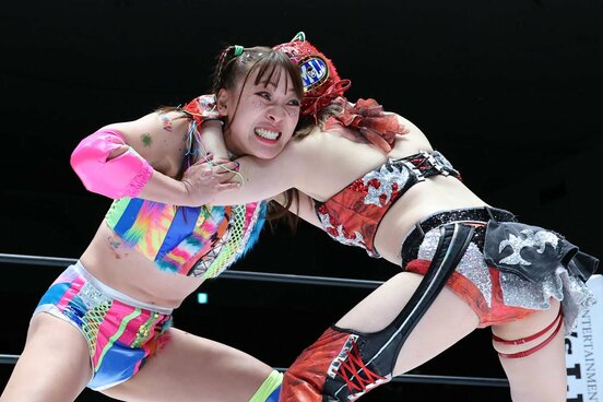 ガッチリと組み合うフワちゃん（左）とスターライト・キッド