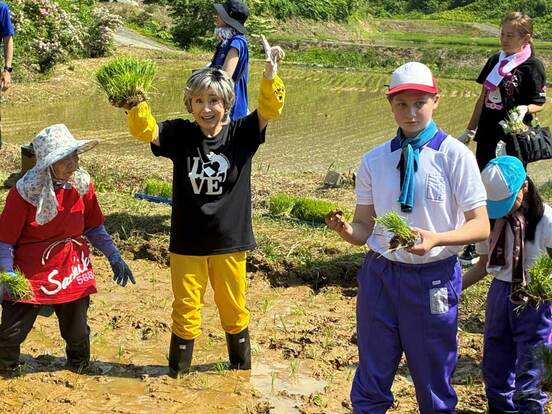 山古志地区の幸子田で田植えを行った小林幸子