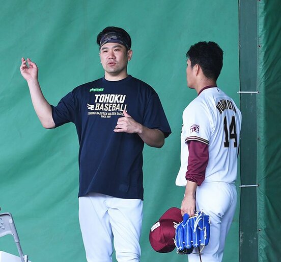  ブルペンで則本昂大と話す田中将