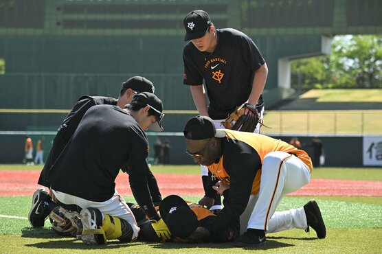 試合前練習でフリー打撃の打球が直撃した泉口友汰（中）