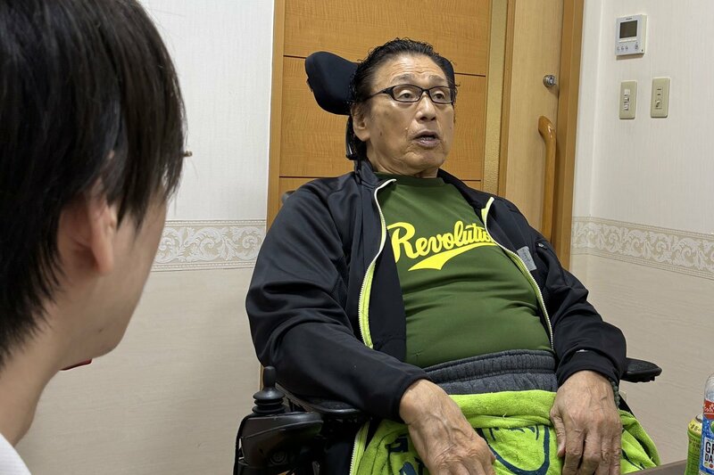 記者のインタビューに答える天龍源一郎(右)