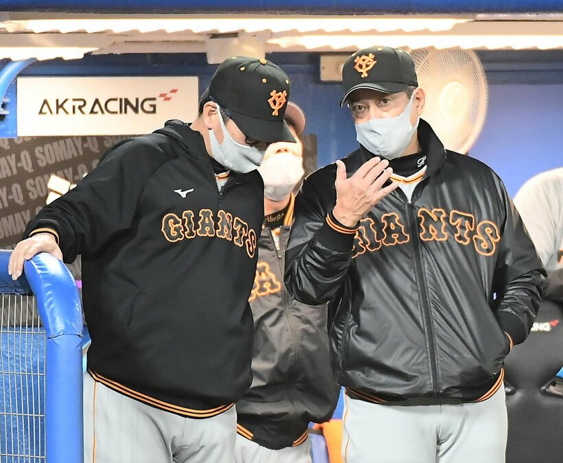  原監督(右)の話に耳を傾ける巨人・元木ヘッド（東スポWeb）